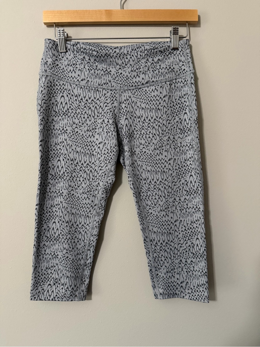 Bundle of 4 Nike DRI-Fit Leggings Women’s Small Crop Athletic Workout Running - Picture 7 of 16
